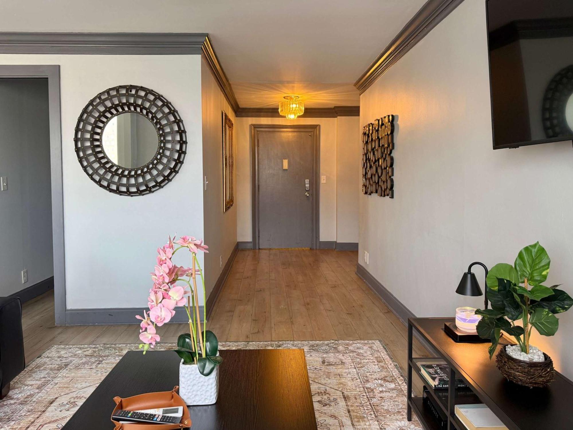 Apartment Downtown 24h Concierge 3 Bds 2br Onsite Parking Lm706 *
